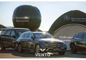 Zestaw nośników z brandingiem Mercedes Benz: namiot VENTO oraz balon Beta.
